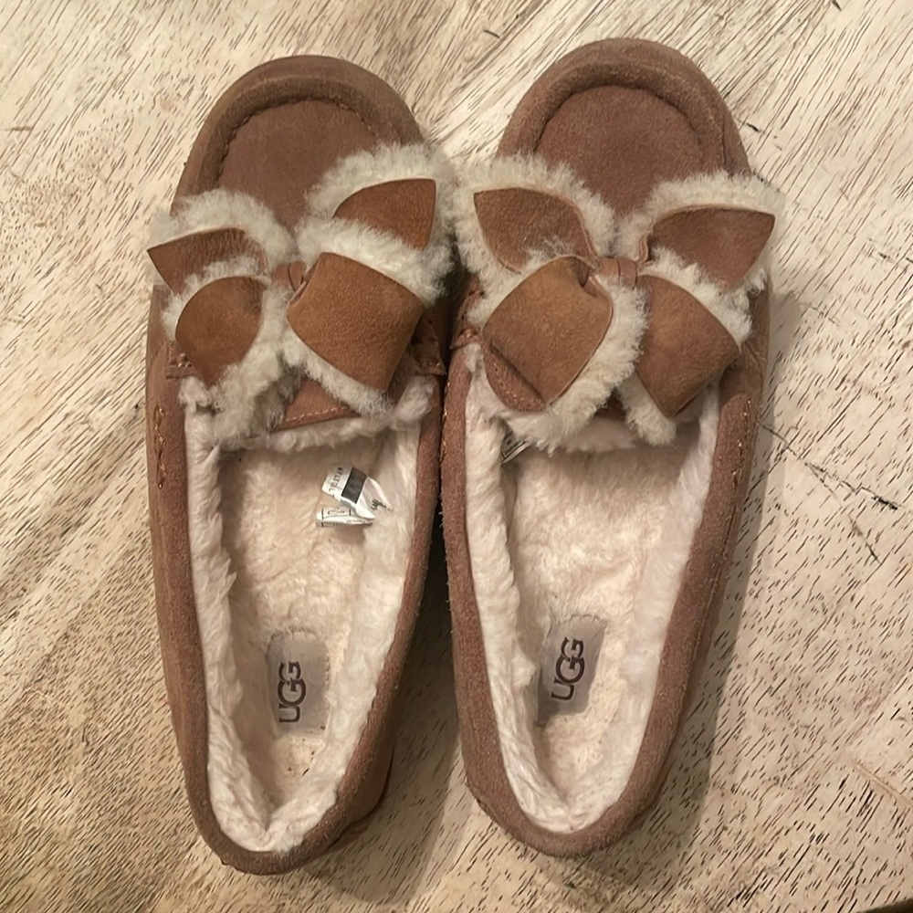 Ugg Ansley Heritage Bow Mocassin in chestnut suede and wool. Like new.